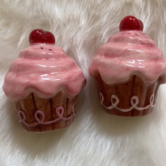 Cute cupcake style salt & pepper shakers. - Picture 2 of 5